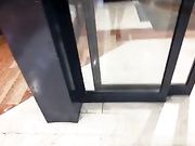 Due Milf si masturbano nel bagno del centro commerciale