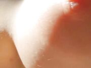 Tettona con capezzoli duri