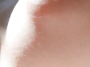 Tettona con capezzoli duri