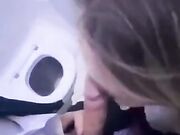 Fa un pompino a sconosciuto nel bagno del treno