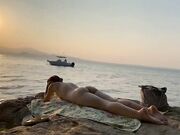 Scopata al tramonto in riva al mare da un nuovo amico