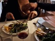 Moglie esibizionista palpata al ristorante