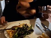Moglie esibizionista palpata al ristorante