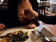 Moglie esibizionista palpata al ristorante