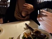 Moglie esibizionista palpata al ristorante