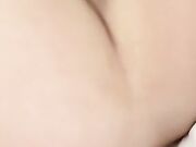 Giulia si masturba il culetto con le dita e geme eccita