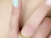 Giulia si masturba il culetto con le dita e geme eccita