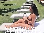 Milf siliconata fa la porca in piscina con sconosciuti