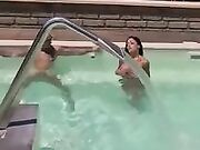 Milf siliconata fa la porca in piscina con sconosciuti