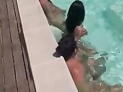 Milf siliconata fa la porca in piscina con sconosciuti
