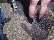 Spompina tre guardoni nel parcheggio e la scopo