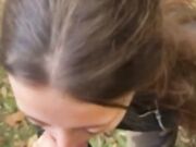 Pompino all'aperto giovane fidanzata