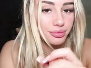 Biondina fica social gioca col dildo