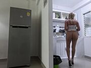 Moglie italiana esibizionista in casa