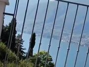 In mostra sul balcone dell'hotel