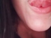 Ragazza italiana con belle tette si spoglia nuda