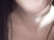 Ragazza italiana con belle tette si spoglia nuda