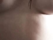 Ragazza italiana con belle tette si spoglia nuda