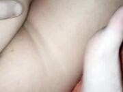 Cazzo duro prima di dormire palpandola nel letto