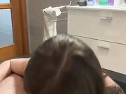 Pompino in bagno con sborrata in faccia