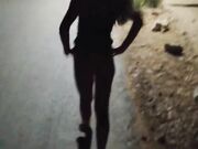 Passeggiata notturna fidanzata esibizionista outdoor