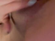 Cuteetrcy Ditalino sul letto nuda OF