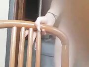 Milf italiana esce nuda sul balcone