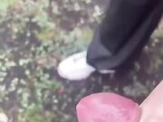 Sega sconosciuto nel bosco che le sborra in mano
