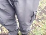 Sega sconosciuto nel bosco che le sborra in mano