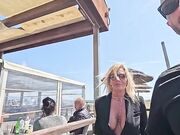 Pranzo e passeggiata moglie tettona esibizionista