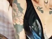 Italiana tatuata social gode col dildo