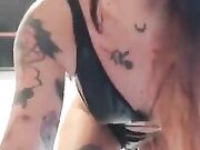 Italiana tatuata social gode col dildo