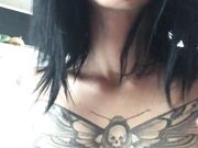 Morettina italiana tatuata si sditalina nuda