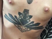 Morettina italiana tatuata si sditalina nuda