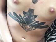 Morettina italiana tatuata si sditalina nuda