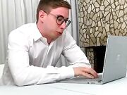 Ragazzo nerd scopa italiana tatuata