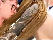 Ragazzo nerd scopa italiana tatuata