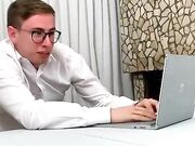 Ragazzo nerd scopa italiana tatuata
