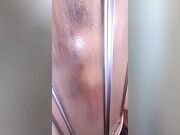 Mi fa un pompino in doccia e le sborro le tettone