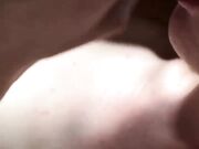 infilo tutta la mano in fica alla troia mentre succhia