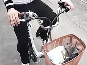 Pedalata mostrando le tette ai vicini di casa