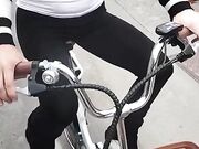 Pedalata mostrando le tette ai vicini di casa