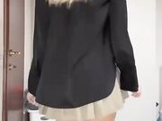 Laura biondina tettona gioca con dildo Of