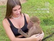 Elisa Esposito e la scimmietta arrapata