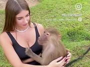 Elisa Esposito e la scimmietta arrapata