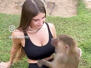 Elisa Esposito e la scimmietta arrapata