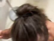 La porto nel bagno del locale per farmi un pompino
