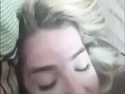 Guarda fisso la telecamera e succhia