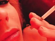 Pompino fumando sigaretta