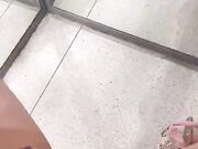 Milf bionda tettona si masturba davanti allo specchio